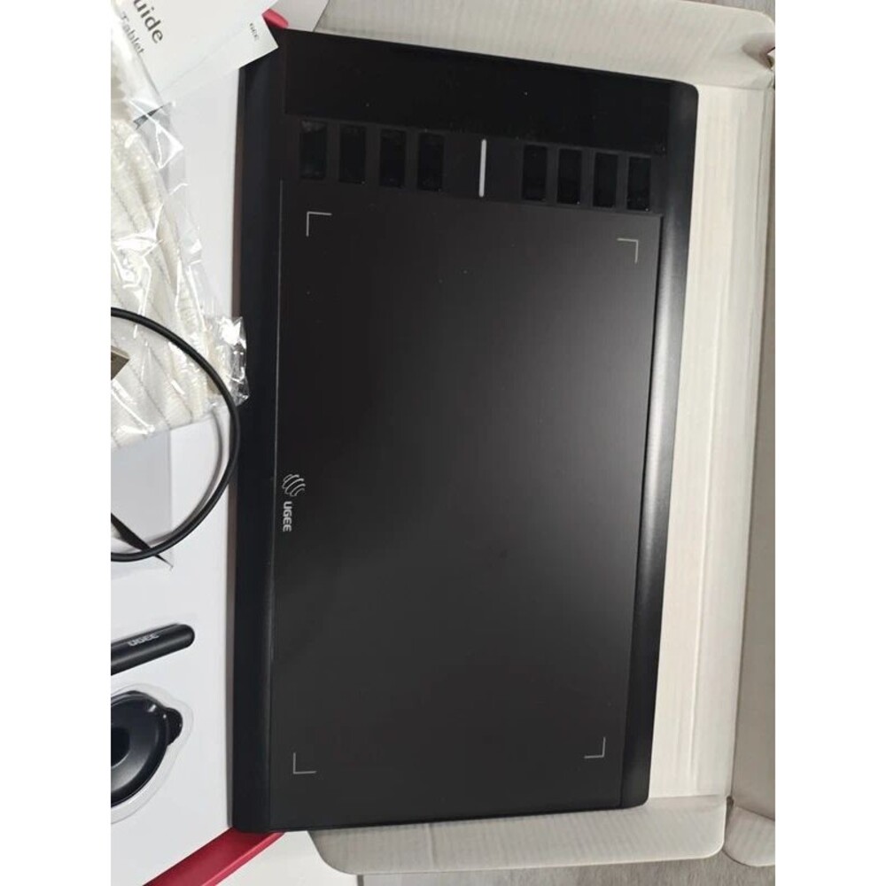 Ugee M708 Graphics Drawing Tablet with Stylus Pen & Accessories - Picture 2 of 7